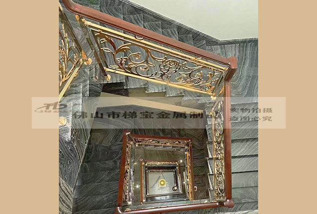  佛山市梯宝金属定做的铜楼梯镀金护栏工地安装效果